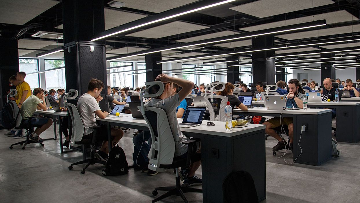 Las ventajas y desventajas de estimular el cambio desde la base de la empresa.