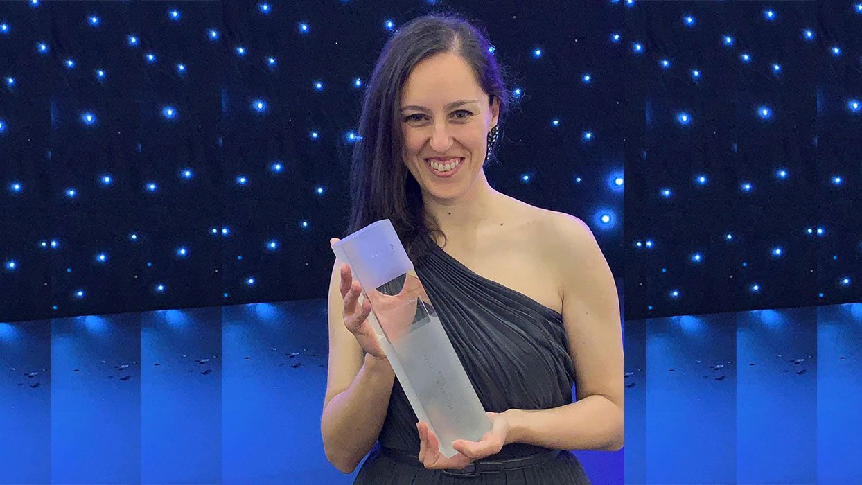 Elena Moral, directora de Ejecución de Proyectos de Talgo, recogiendo su premio en una gala en Londres.