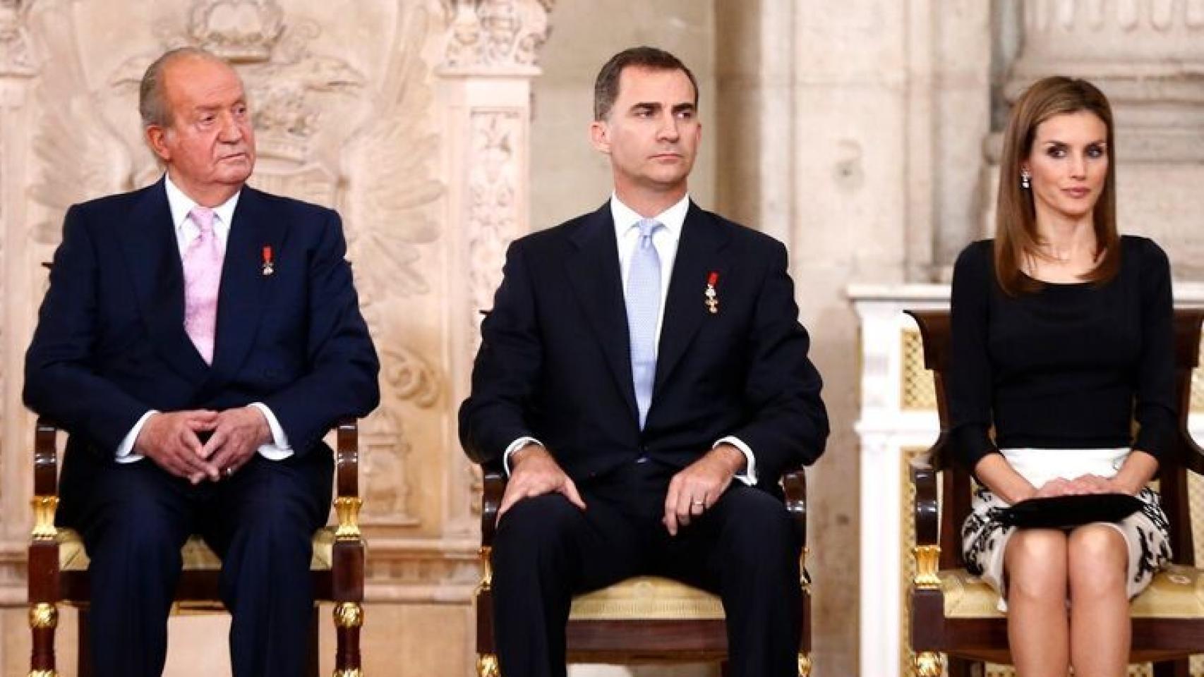 Juan Carlos junto a don Felipe y doña Letizia el día de su abdicación