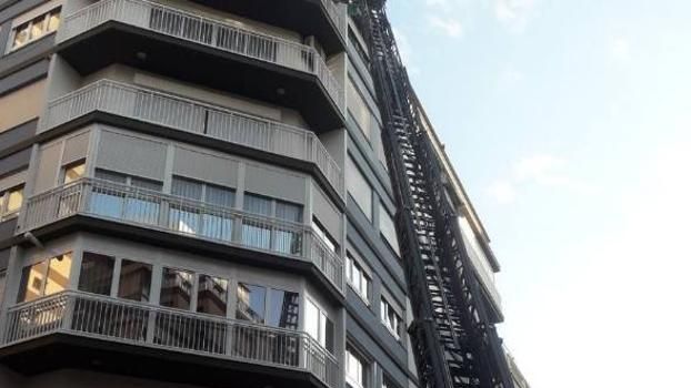 Los Servicios de Emergencias tuvieron que acceder a la vivienda por la terraza. Foto: Twitter.