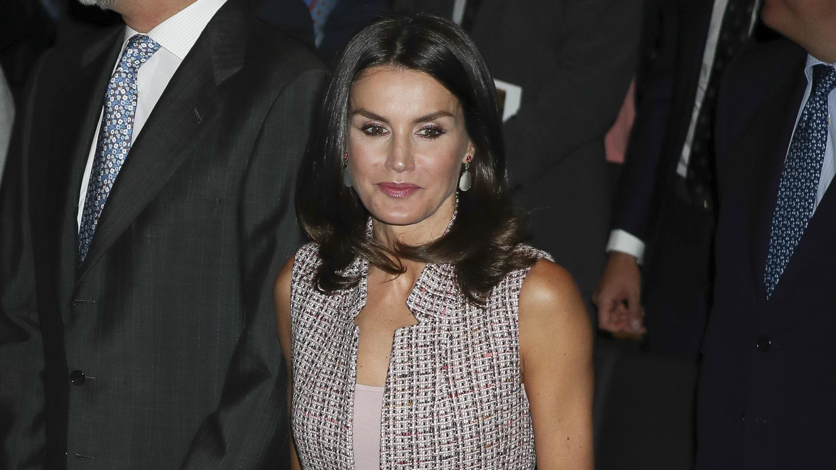 La reina Letizia ha lucido un conjunto de Zara en color rosa.