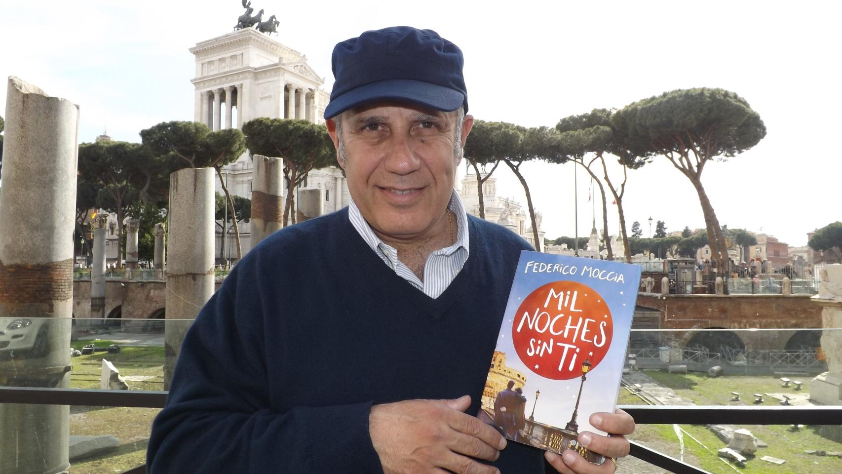 Moccia posa con su nuevo libro.