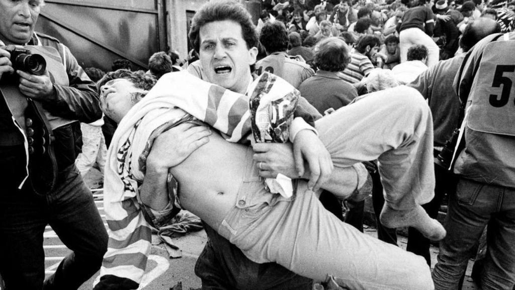 Aficionado intenta salvar la vida a su amigo en la tragedia de Heysel