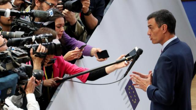 Sánchez habla con la prensa a su llegada al Consejo Europeo en Bruselas