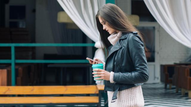 Semáforos en el suelo para evitar accidentes con los nuevos ‘peatones zombi’
