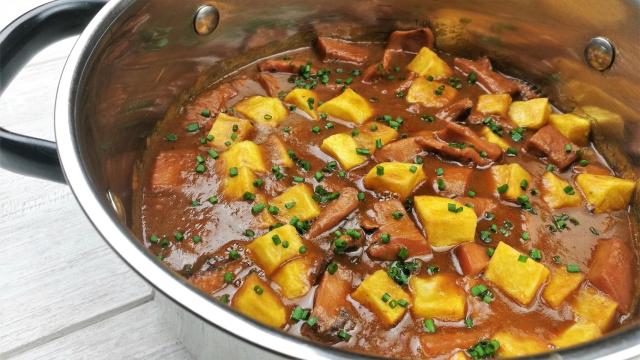 Guiso de sepia con patatas, receta fácil para cocinar un plato de diez
