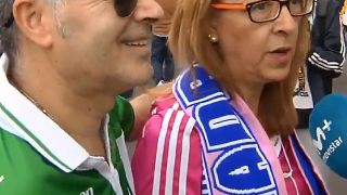 Pareja en los aledaños del Santiago Bernabéu