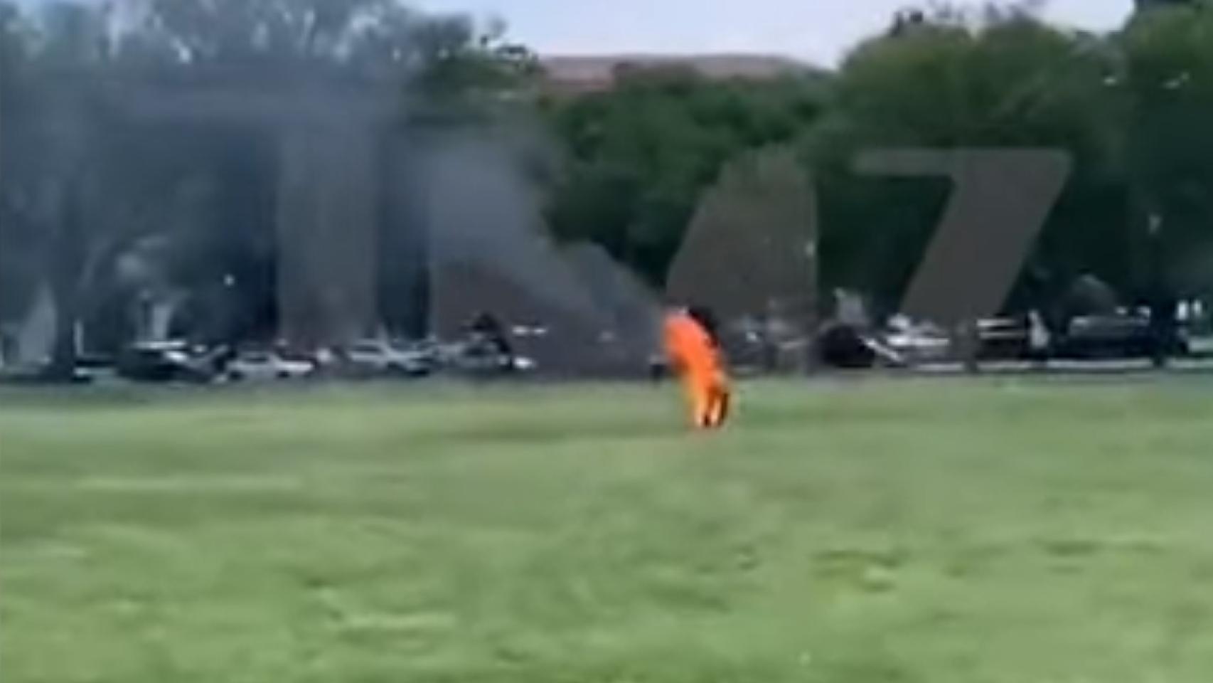 El hombre envuelto en llamas frente a la Casa Blanca.