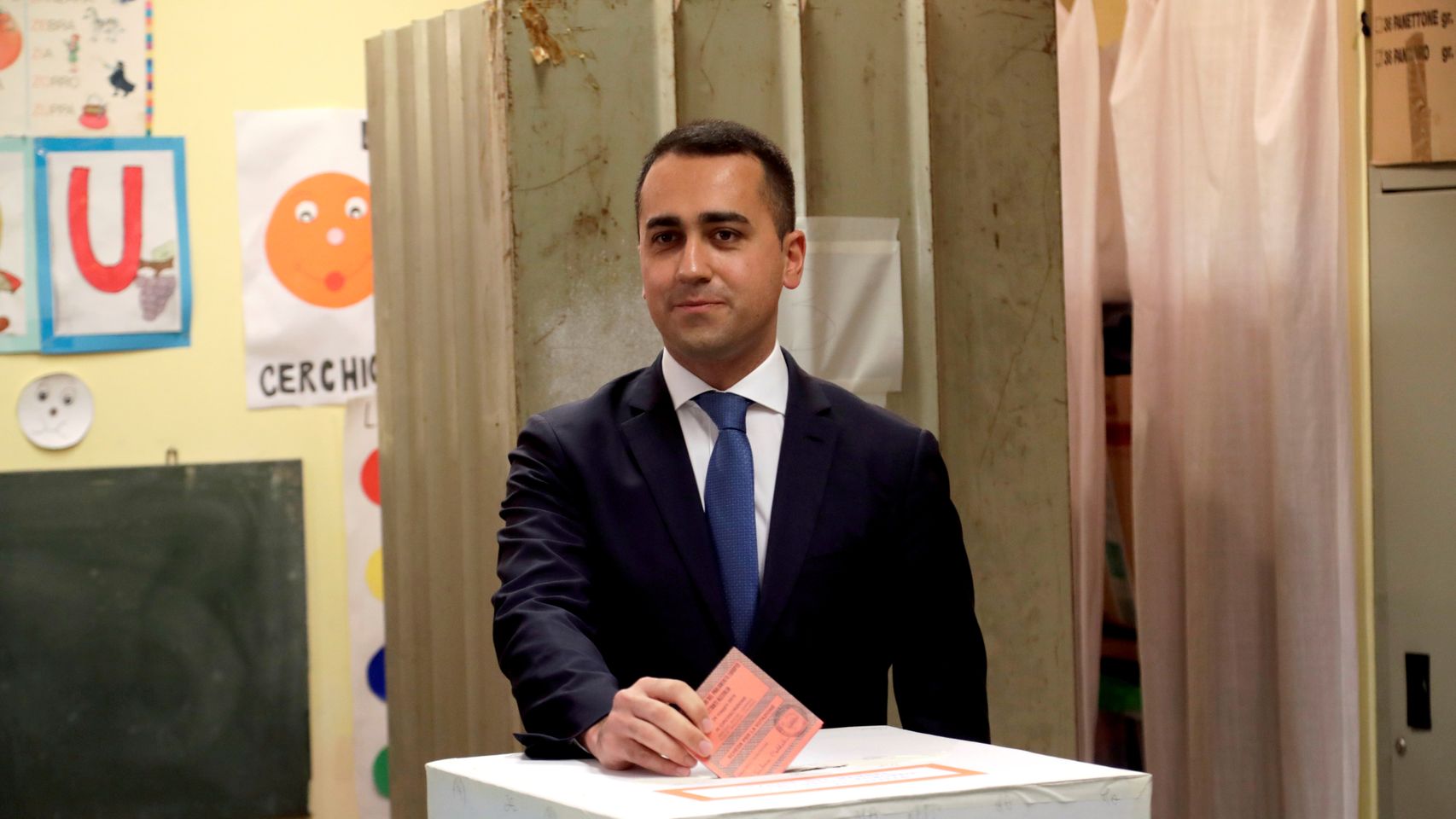 Luigi Di Maio votando en las elecciones europeas.