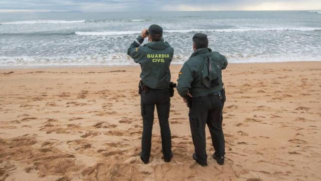 La menor, que se encontraba nadando en una playa de Tarragona, falleció tras ser arrastrada por la corriente. Foto: EFE.