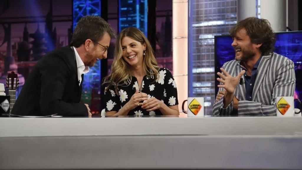 Los actores se divirtieron con las ocurrencias del presentador y las hormigas.