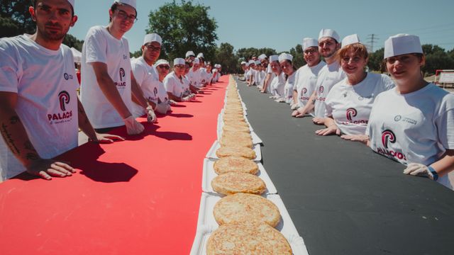223 metros de tortillas de patata para batir el récord Guinness en Getafe