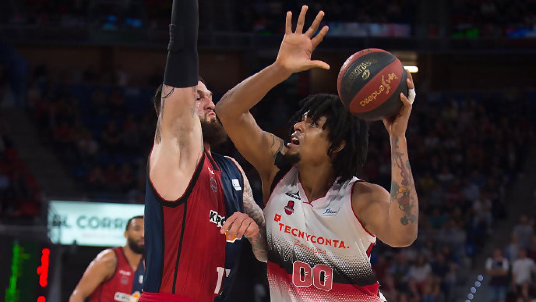 Disputa de un balón en el Baskonia - Tecnyconta Zaragoza. Foto: acb.com