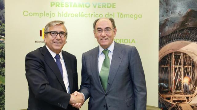 el presidente de Iberdrola, Ignacio Sánchez Galán, y el del ICO, José Carlos García de Quevedo, tras la firma.
