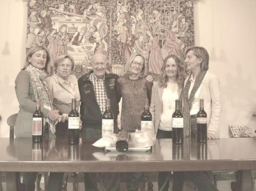 Alejandro Fernández junto a su mujer y sus hijas en una foto cedida por Eva Fernández a EL ESPAÑOL en 2017.