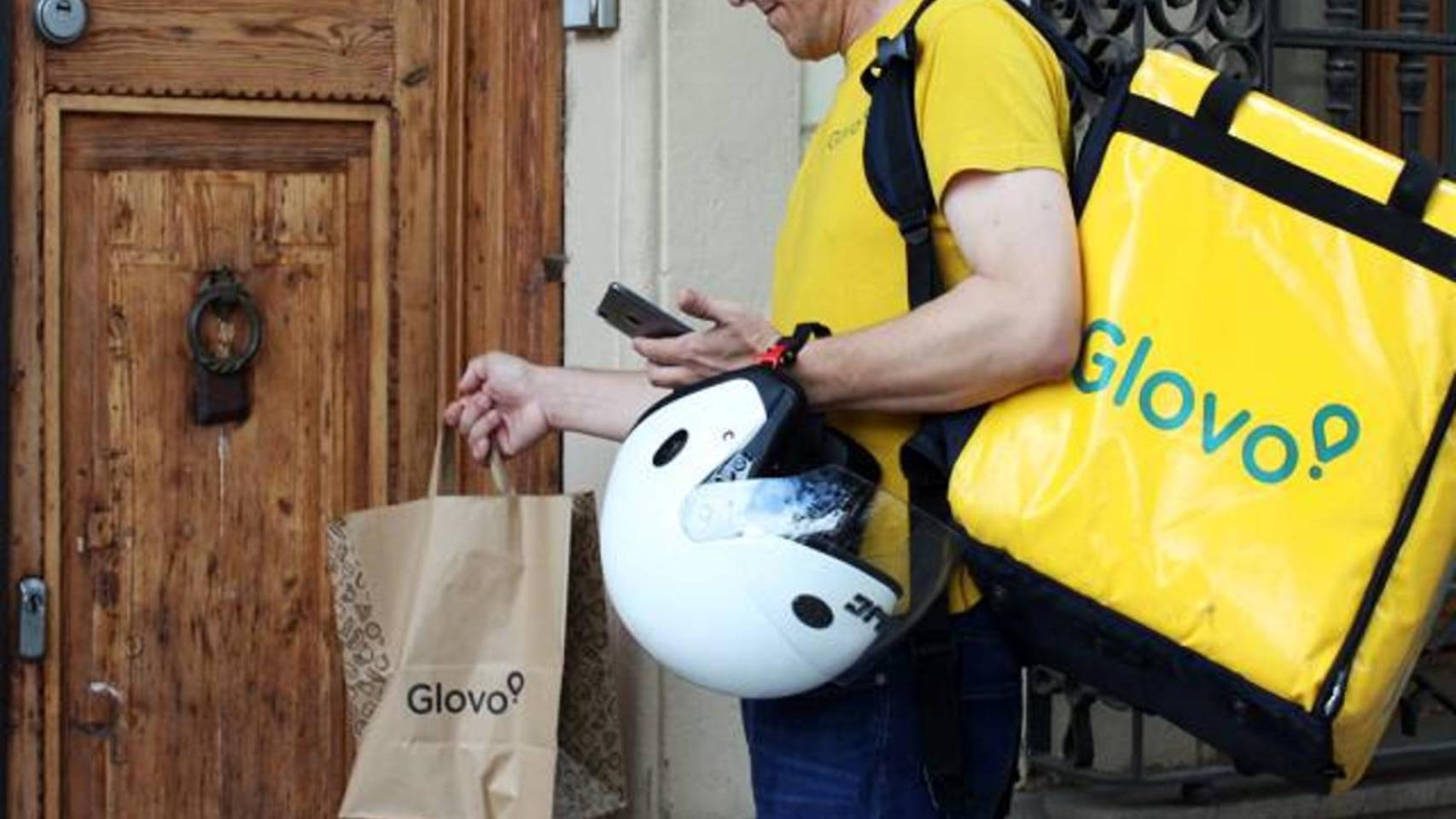 Un repartidor de Glovo entregando un pedido.