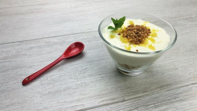 Mousse de limón sin huevo, postre fácil, refrescante y sin riesgos