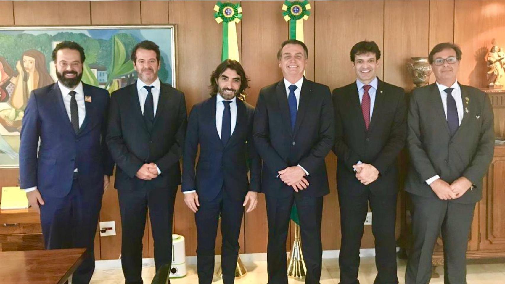 Daniel Diniz, Secretario Ejecutivo del Ministerio de Turismo; Lisandro Menu Marque, Director General de Desarrollo Internacional de Globalia; Javier Hidalgo, CEO de Globalia; Jair Bolsonaro, Presidente de Brasil; Marcelo Álvaro Antônio, Ministro de Turismo de Brasil y Gilson Machado Neto, Presidente de Embratur.