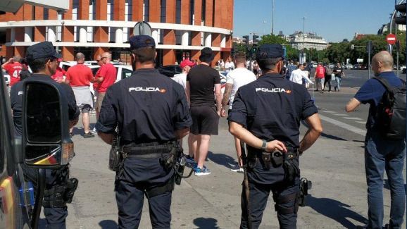 Varios policías patrullan en el día de la final de la Champions.