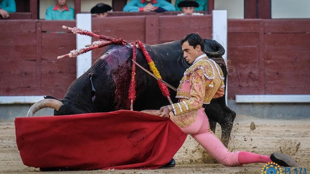 Muletazo por bajo de Ureña, que cortó una oreja
