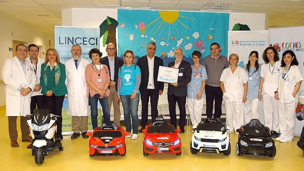 LINCECI en el Ramón y Cajal, colocando sus coches eléctricos.