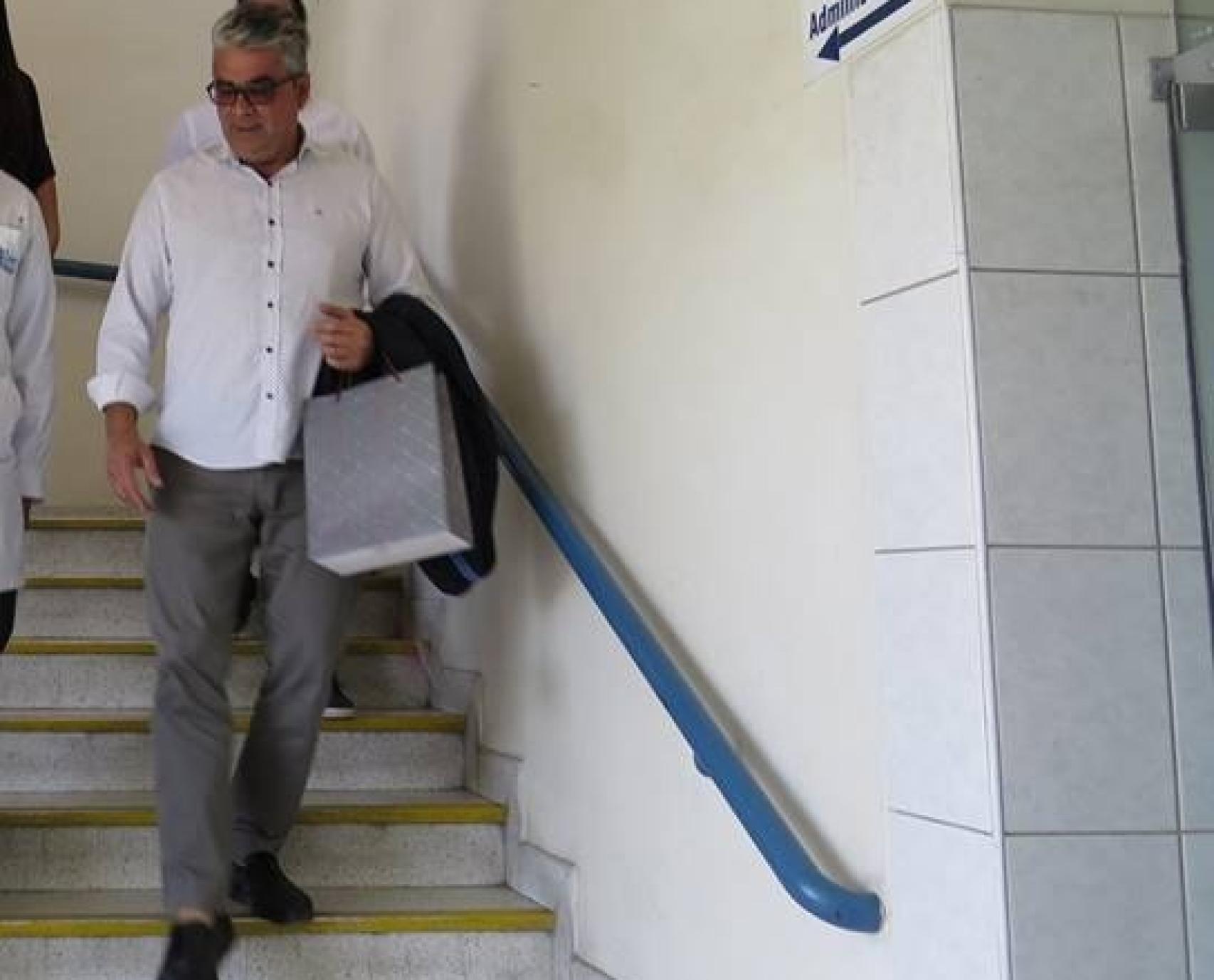 El hombre de la derecha, guayabera, pelo blanco, es el cabecilla de la trama.