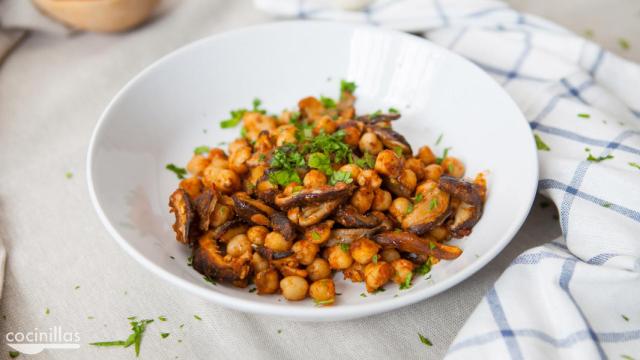 Setas salteadas con garbanzos, ingredientes veganos con toque andaluz