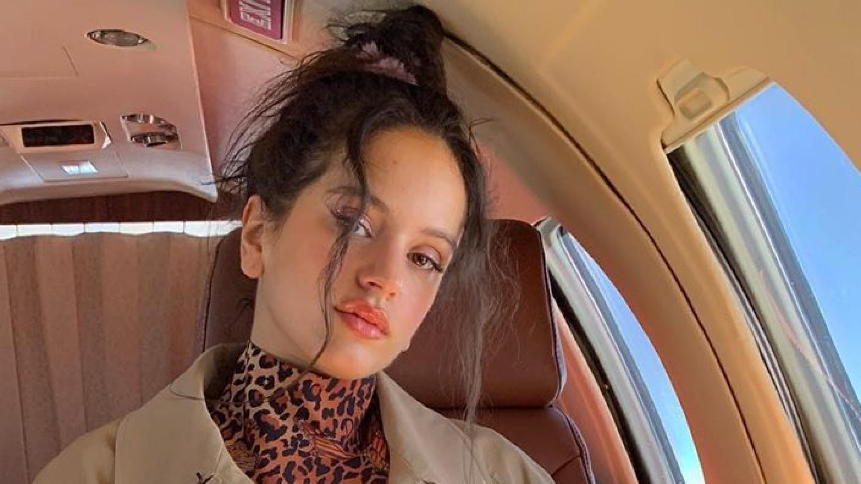 Rosalía no se ha dejado ningún detalle de su extraño 'look' en casa y ha volado con todo encima.