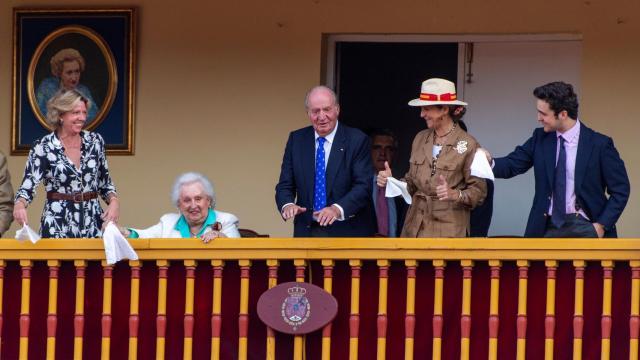 Don Juan Carlos, rodeado de los miembros más cercanos de su familia y un cuadro de su madre, saluda en la plaza de toros de Aranjuez.