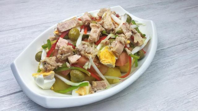 Ensalada de patatas cántabra o piriñaca, receta fácil, barata y muy completa