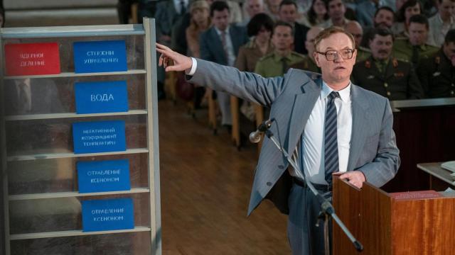 Valeri Legásov (Jared Harris), explicando por qué explotó el reactor de Chernóbil.