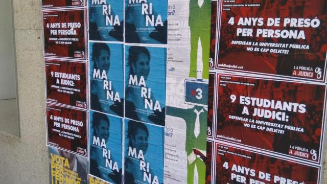 Carteles de bienvenida a Marina Bernadó, colaboradora de ETA, en las paredes de la UAB.