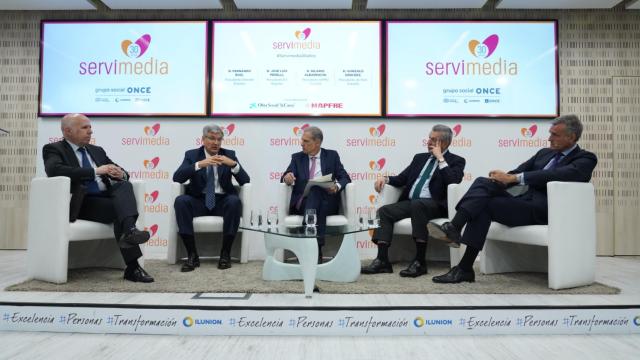 El presidente de KPMG España, Hilario Albarracín; el presidente de Deloitte España, Fernando Ruiz; el presidente de EY España, José Luis Perelli; y el presidente de PwC España, Gonzalo Sánchez  con el director general de Servimedia, José Manuel González Huesa.