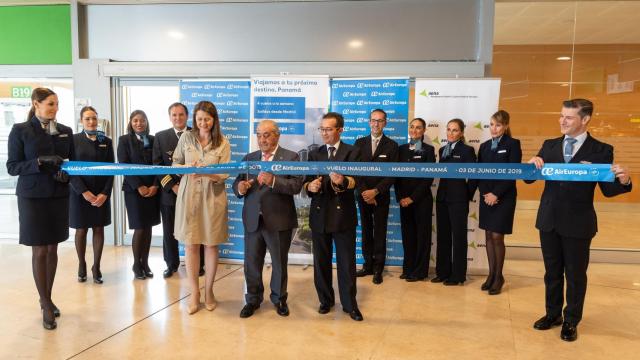 Juan José Hidalgo, presidente de Globalia, cortando la cinta inaugural en el aeropuerto de Madrid.