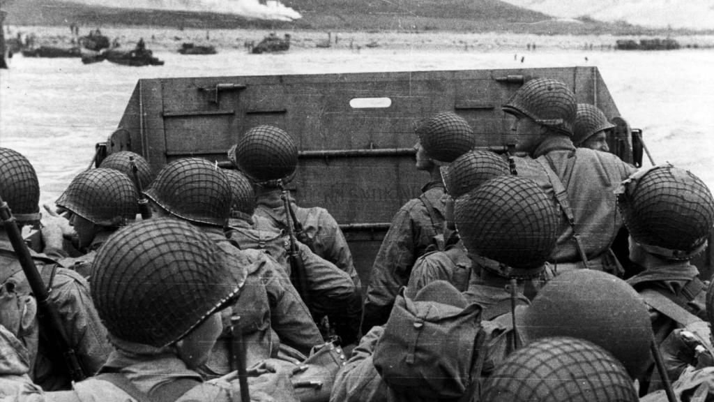 Soldados estadounidenses acercándose a Omaha Beach