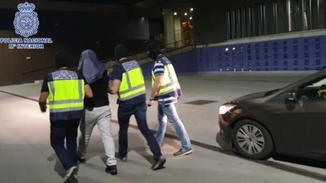 Momento en el que la Policía traslada al detenido en Santa Coloma de Gramanet.