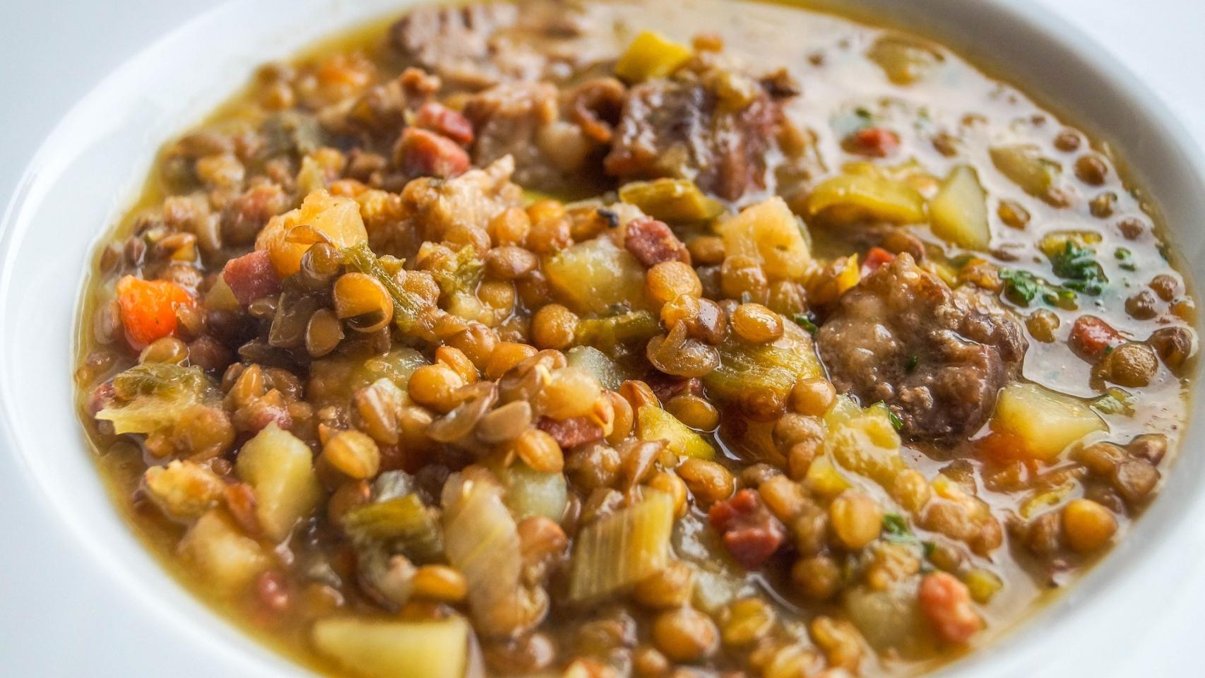 Un plato de lentejas a la jardinera.