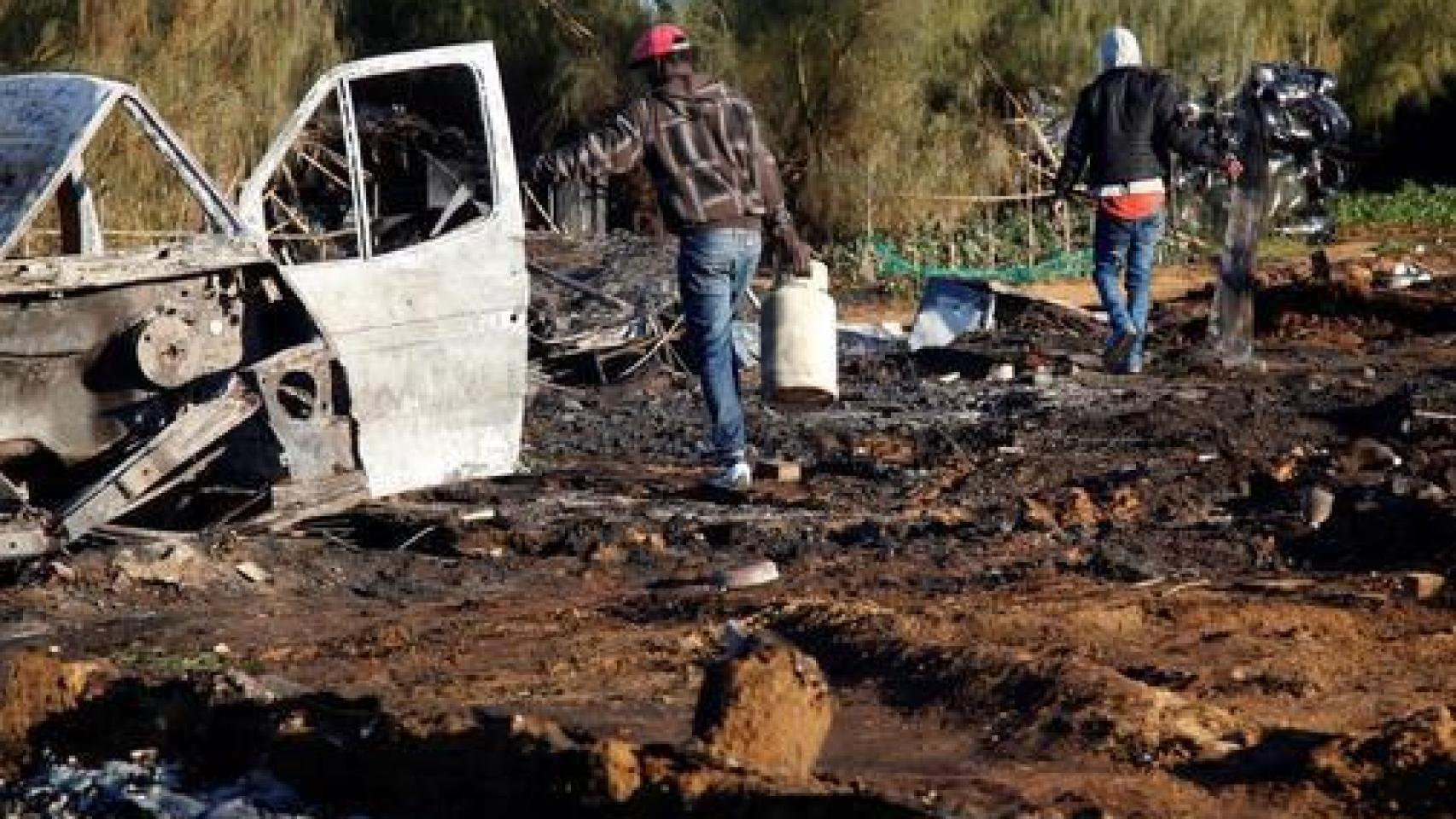 Dos inmigrantes salvan lo que puedan del incendio que en enero quemó el asentamiento donde vivían en Lepe.