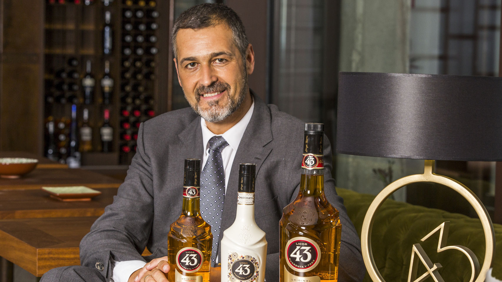 El director general de Zamora Company, Emilio Restoy, posa con Licor 43, una de sus marcas más conocidas.