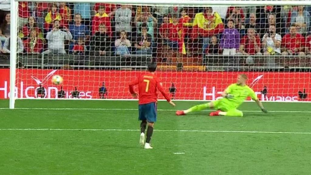 Álvaro Morata marca desde los once metros. Foto: Twitter ( @elchiringuitotv)