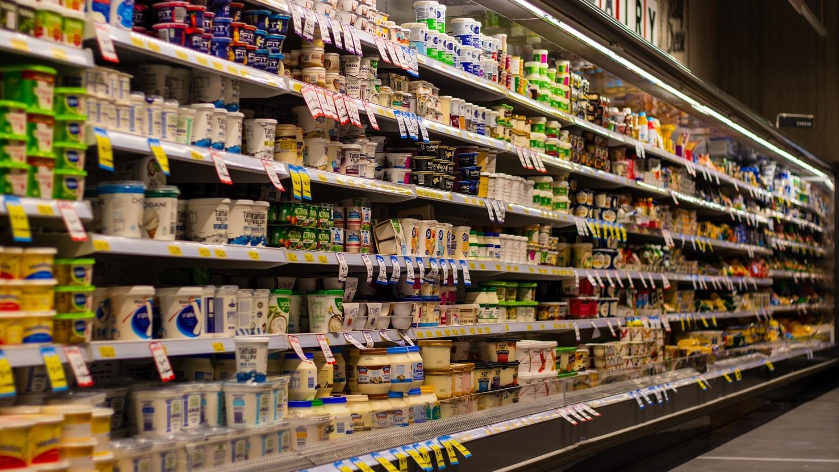 La estantería de un supermercado repleta de productos.