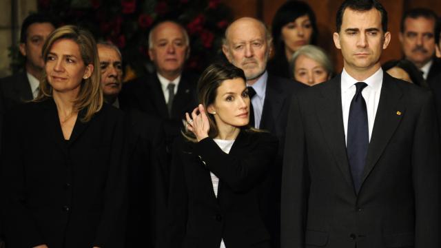 La infanta Cristina, Letizia y Felipe en un acto público en abril de 2010.