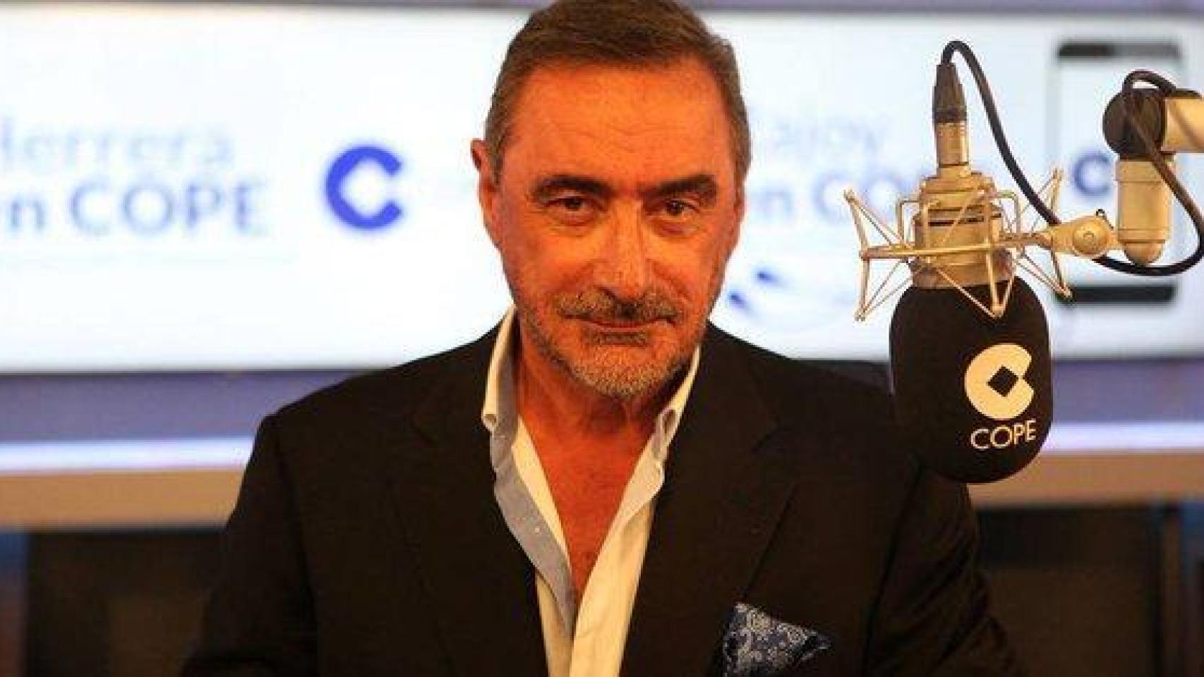 Carlos Herrera, en el estudio de Cope, en una imagen de archivo.