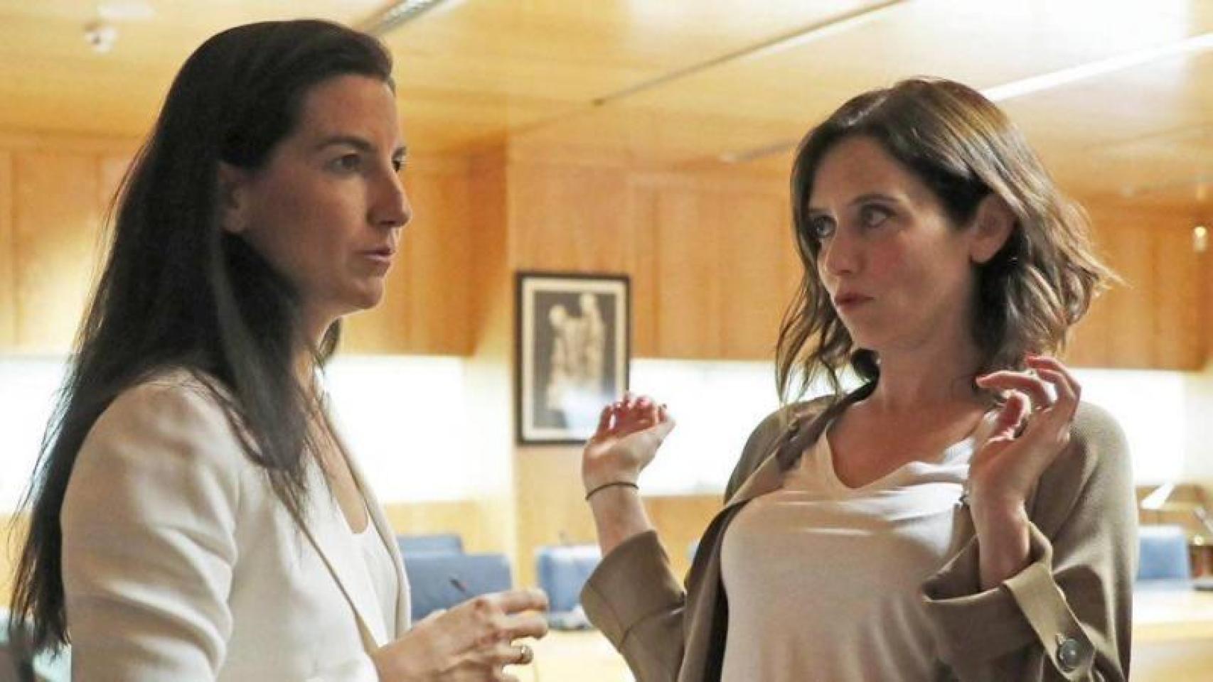 La líder de Vox en Madrid, Rocío Monasterio, con la presidenta madrileña, Isabel Díaz Ayuso, en una imagen de archivo.