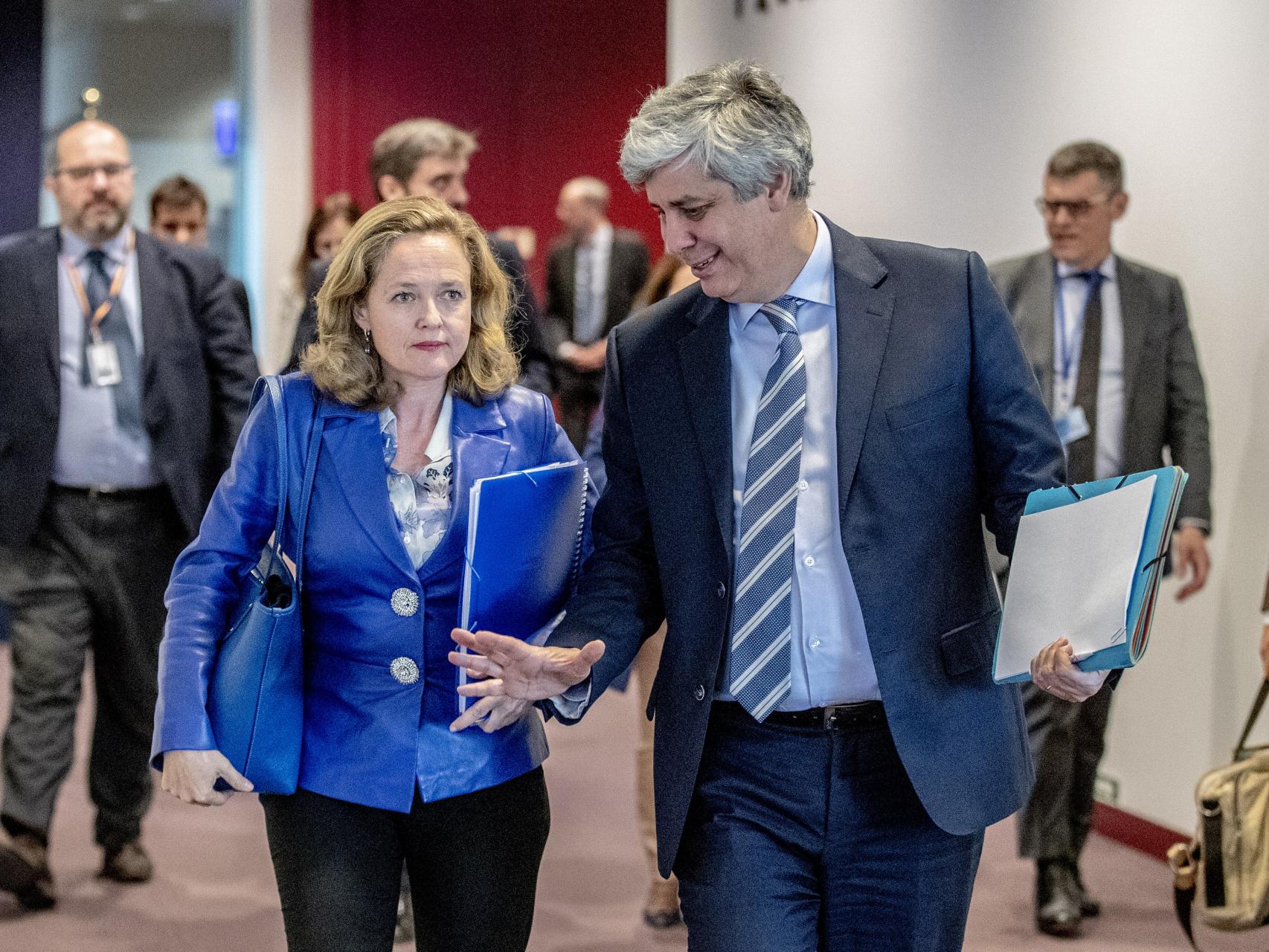 Calviño conversa con Centeno en una reunión del Eurogrupo