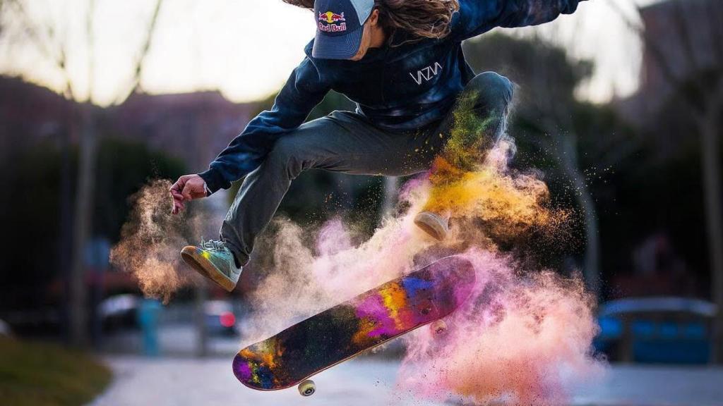 Danny León practicando skateboard