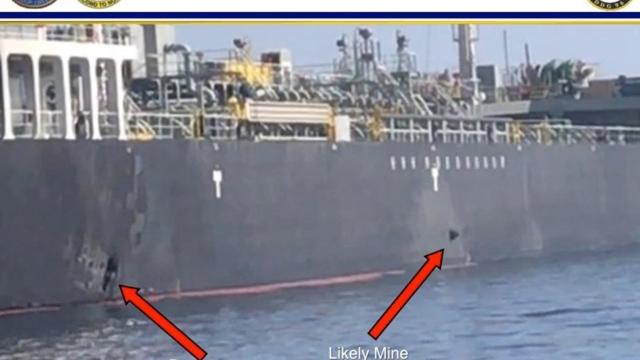 Imagen facilitada por EEUU que muestra los daños en el buque japonés ocasionados por minas lapa