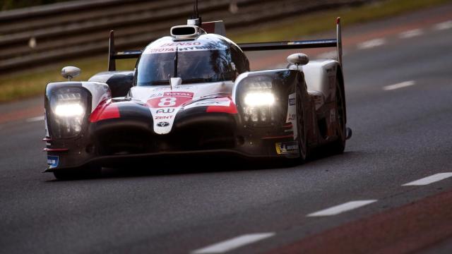 Fernando Alonso junto a su Toyota