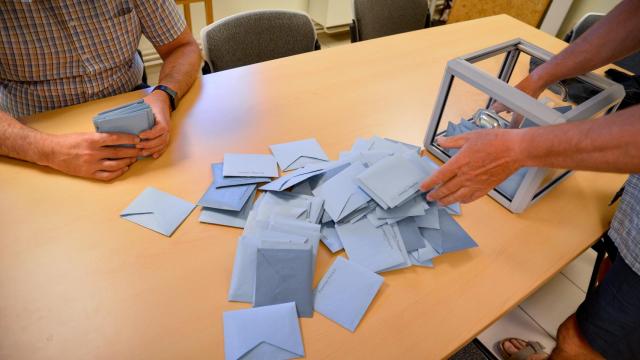 Recuento de votos en un colegio electoral francés el 26-M