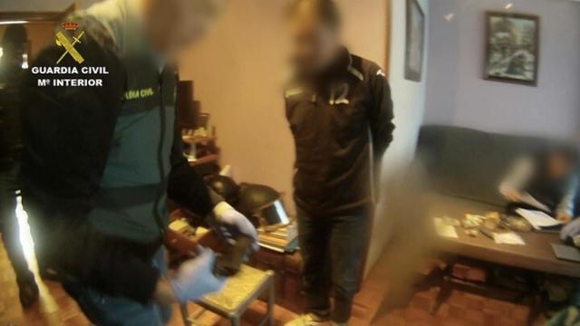 La Guardia Civil detiene a 29 narcos al desmantelar una banda de tráfico de hachís.
